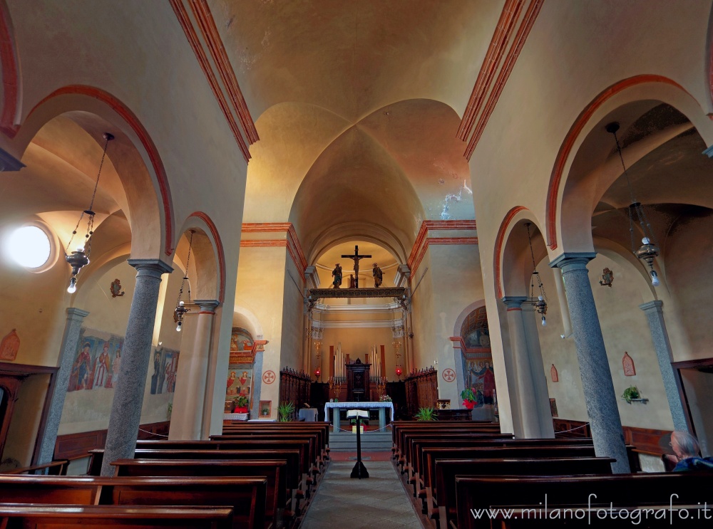 Benna (Biella) - Interno della Chiesa di San Pietro